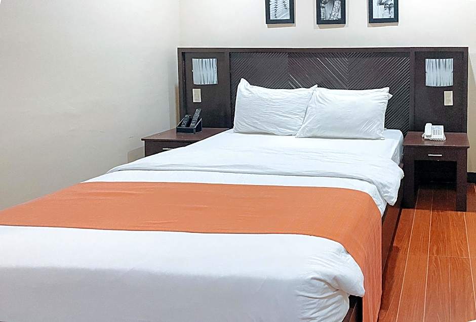 RedDoorz Plus @ Hotel Esse