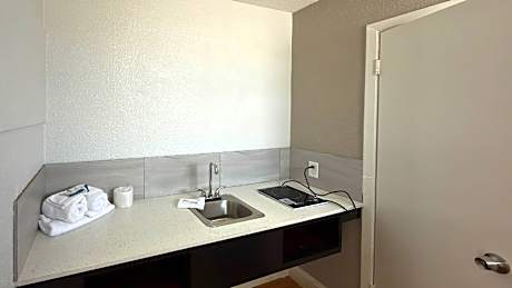 1 King Bed | Non-Smoking, Kitchen
