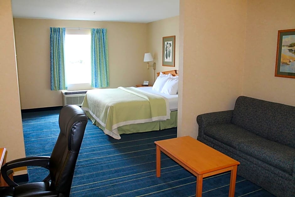 Days Inn & Suites by Wyndham Bridgeport - Clarksburg