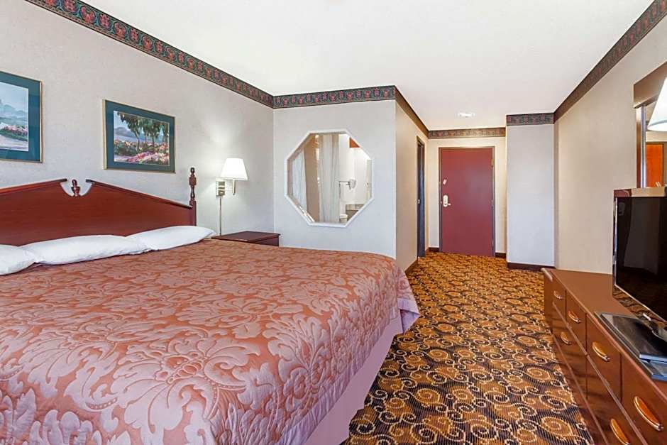 Super 8 by Wyndham Evansville North