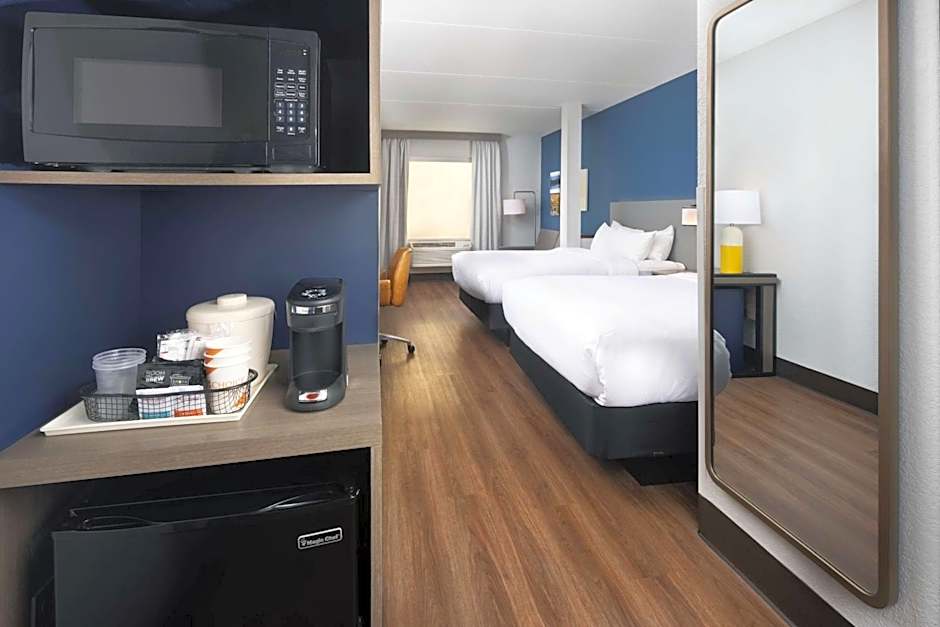 Comfort Suites Outlet Center