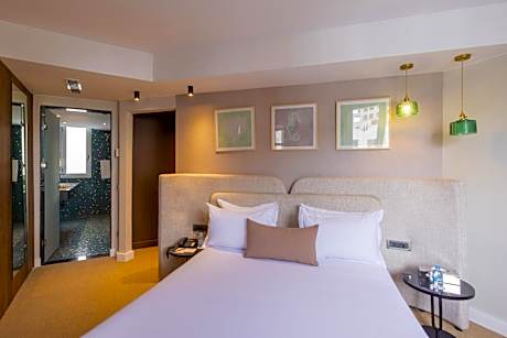 Executive Suite, King Size Bed, Pool View