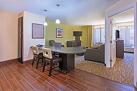 1 Queen 1 Bedroom Suite Comm Access