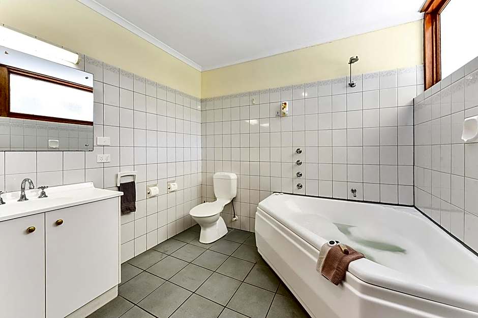 William Macintosh Motor Lodge