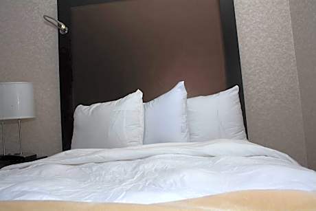 Queen Room - Non-Smoking