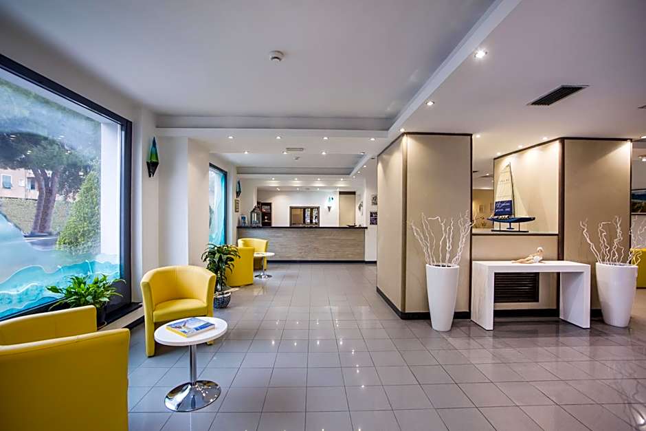 Hotel Riviera 3 Stelle con piscina estiva gratuita e garage a pagamento