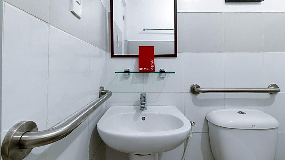 RedDoorz @ Melbourne Suites Makati