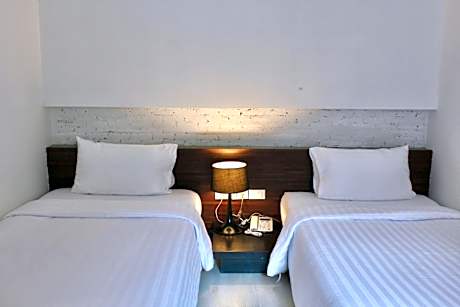 Superior Twin (The Cove)