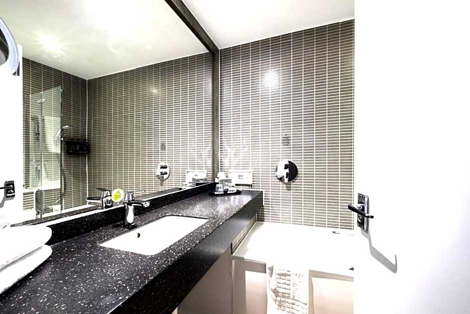 Holiday Inn Cardiff - North M4 By IHG