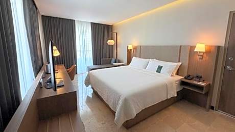 Standard Corner King Room with City View