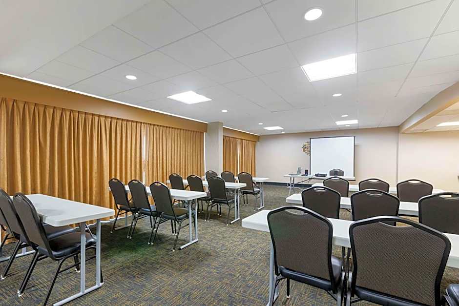 Best Western Plus Midwest Inn