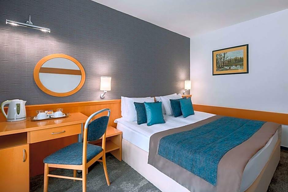 Photo 1 of 9 of Superior 1 King Bed or 2 Twin Beds
