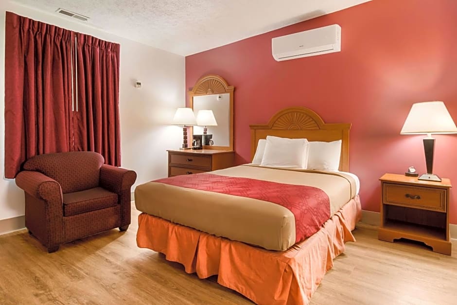 Econo Lodge Inn & Suites near Split Rock and Harmony Lake
