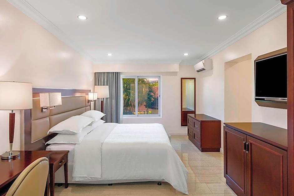 Sheraton Samoa Aggie Grey's Hotel & Bungalows
