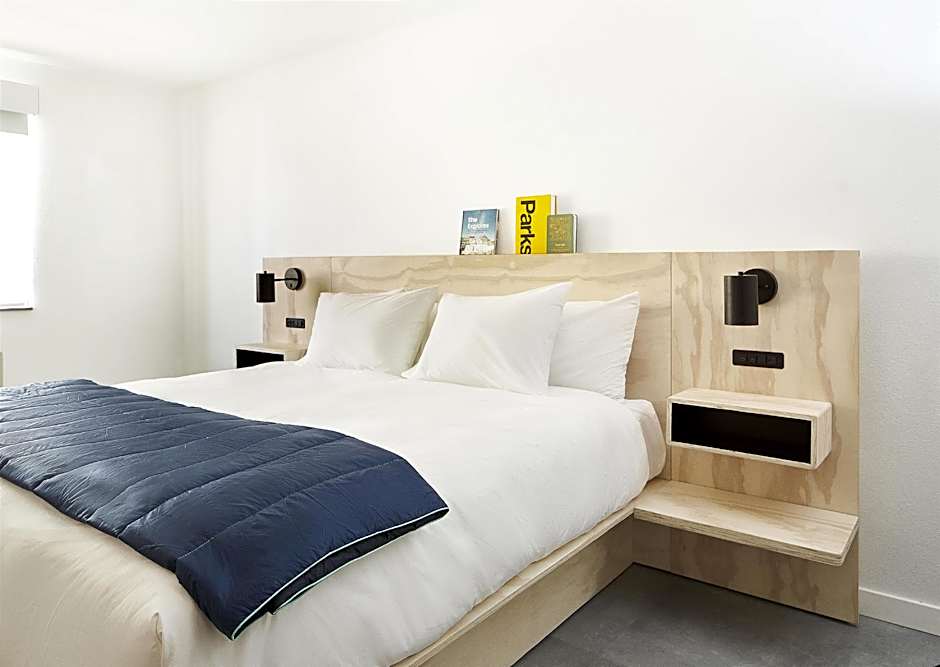 Photo 1 of 7 of 1 King Bed With 2 Queens Bunk Beds Room