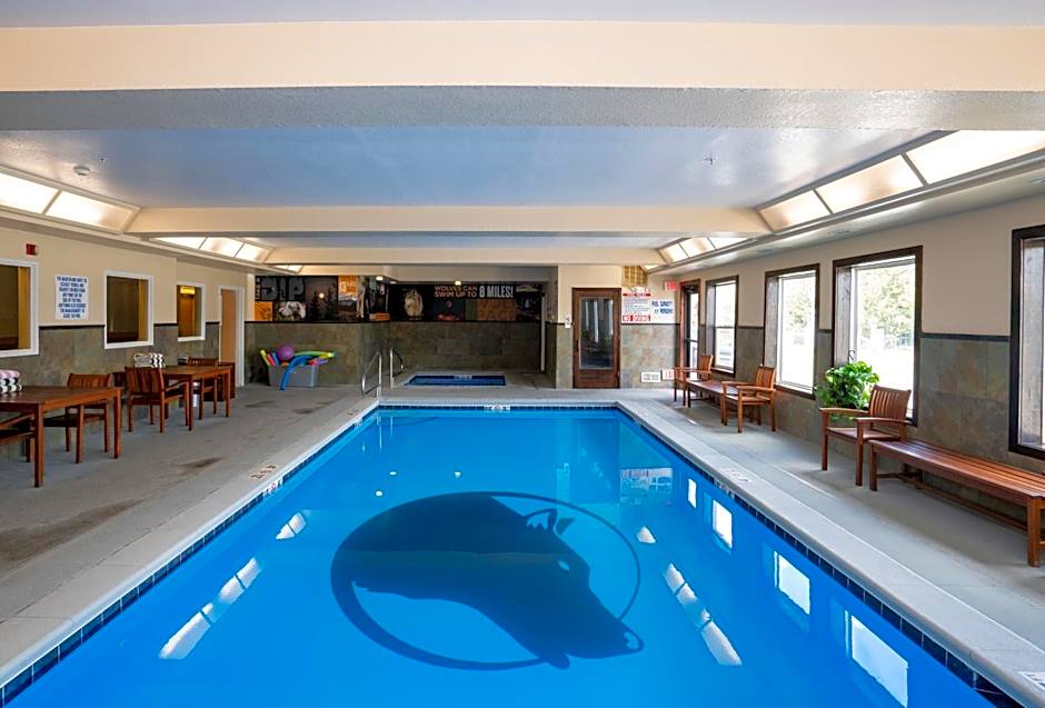 Gray Wolf Inn & Suites