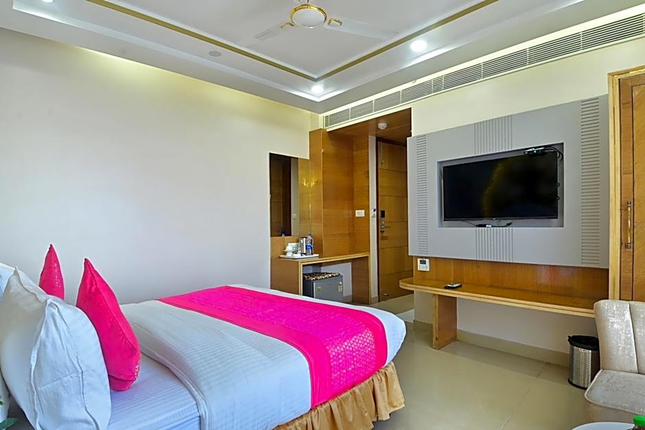 Hotel Gold Palace - 03 Mins Walk From New Delhi Railway Station