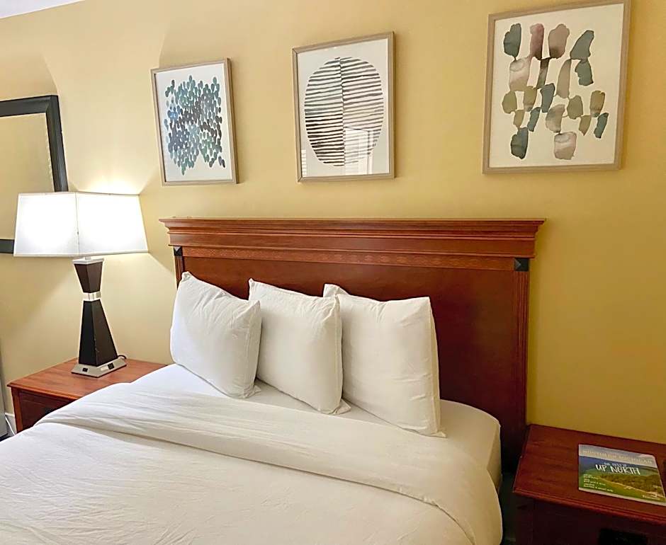 Elk Rapids Lakeshore Inn