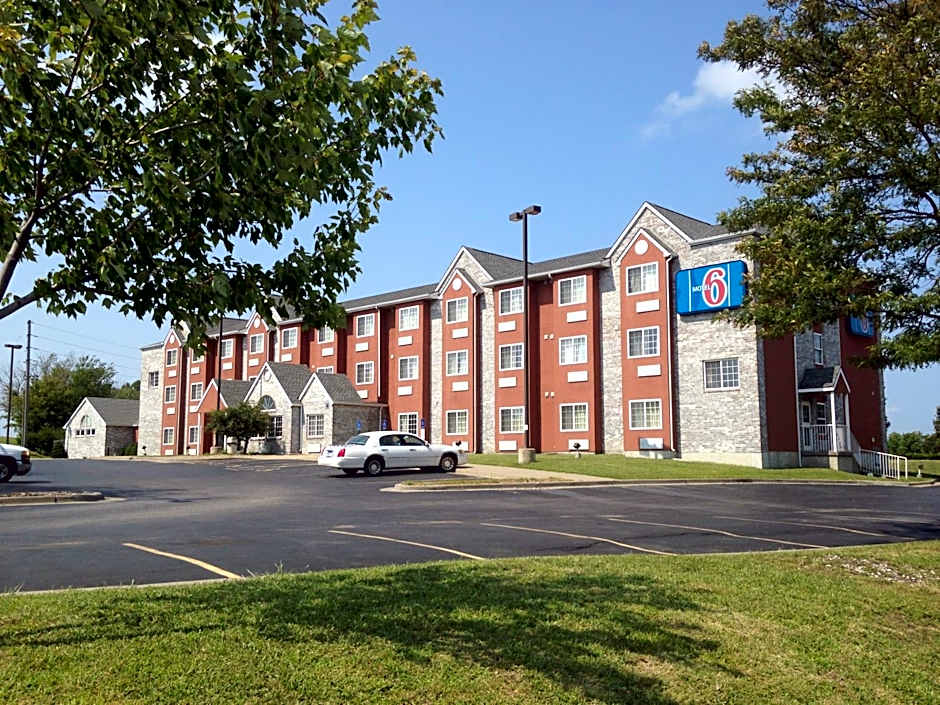 Motel 6-Olathe, KS