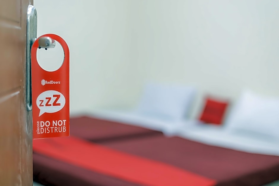RedDoorz near RS Sari Asih Ciledug