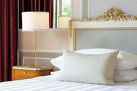 Deluxe Room, 1 King Bed, Garden View