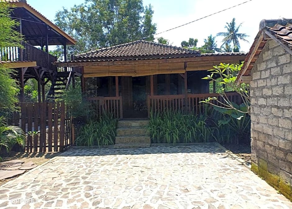 Rumah Mertua Pulau Merah