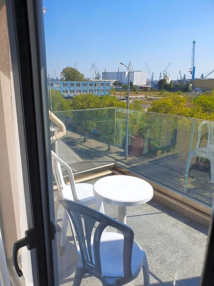 Family Hotel Novel City