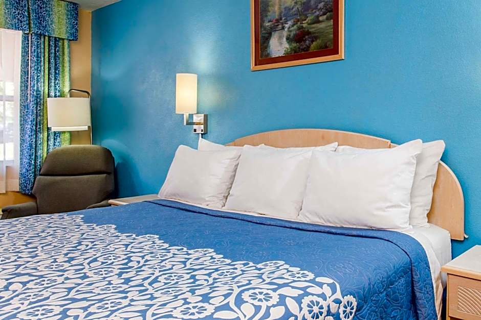 Days Inn by Wyndham Bradenton I-75