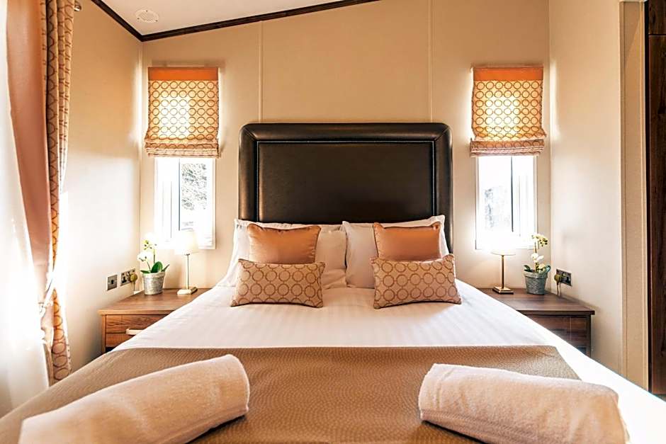 Sutton Lodge with Hot Tub