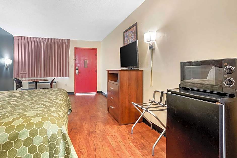 Econo Lodge Inn & Suites Forest