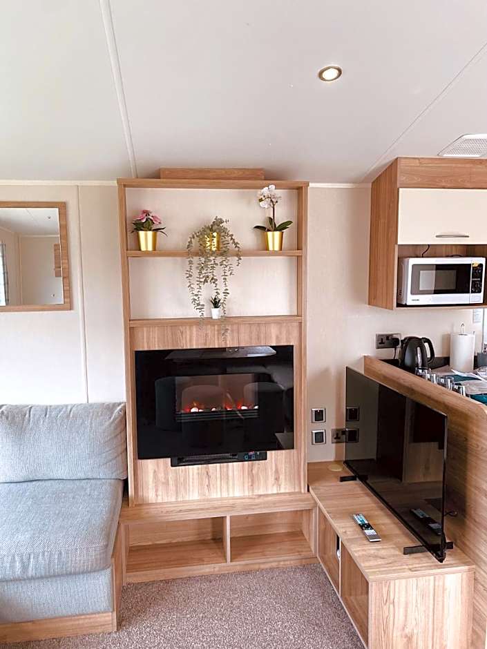 8 Bed Sun Decked Caravan Unlimited High speed Wifi and fun at Seawick Holiday Park