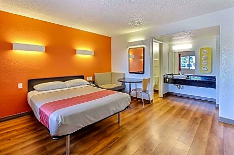 1 Full Bed | ADA/Tub/Micfridge