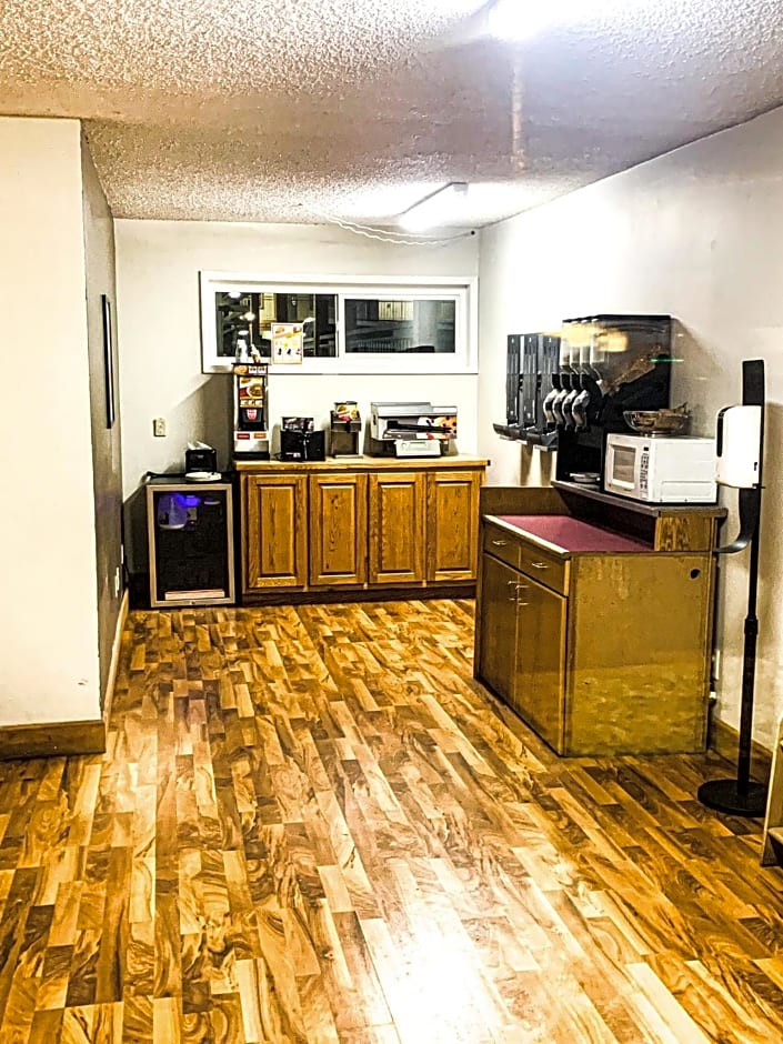 Econo Lodge Inn & Suites