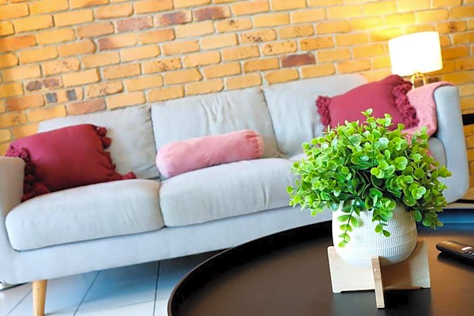 Kennedy Drive Boutique Motel & Nursery- Close To City Centre & Airport