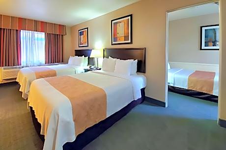 2 Queen Beds 1 Double Bed Suite Nonsmoking