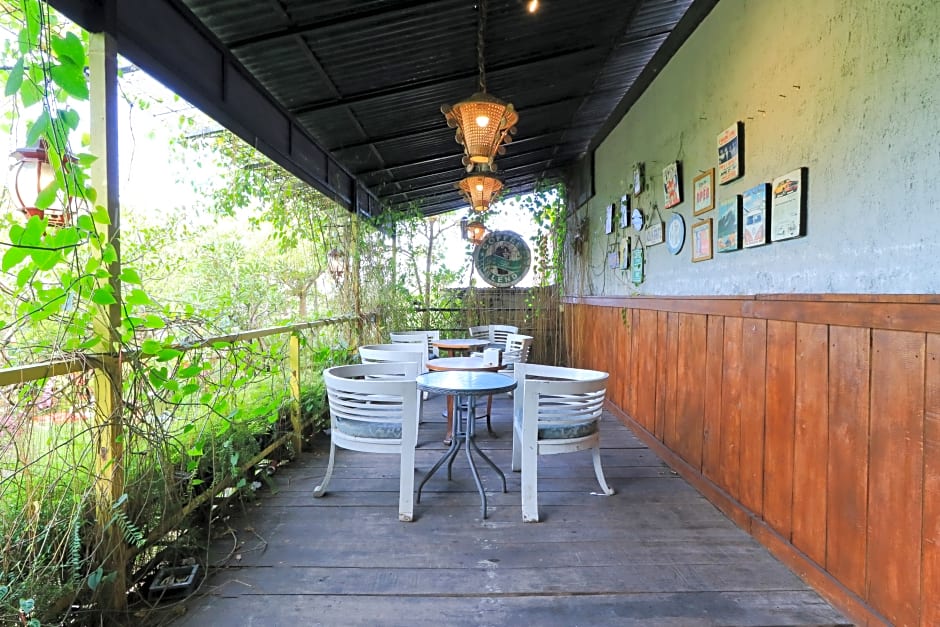Labuana Homestay and Cafe Garden Makassar by ZUZU