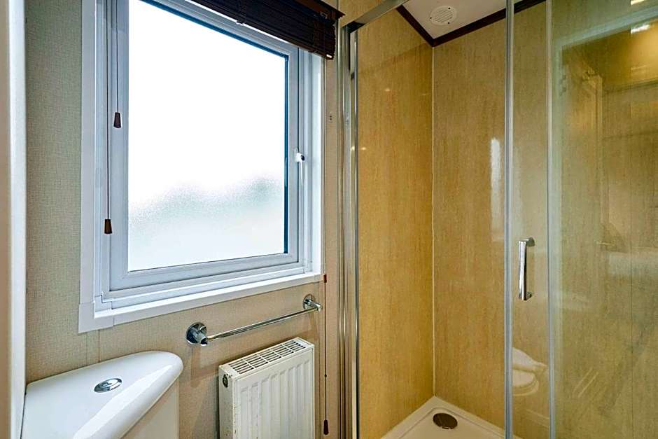 Sutton Lodge with Hot Tub
