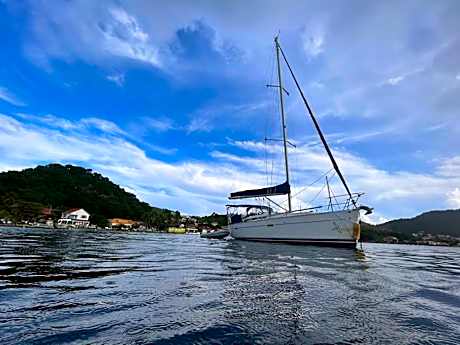 Le Voilier dans la baie des Saintes