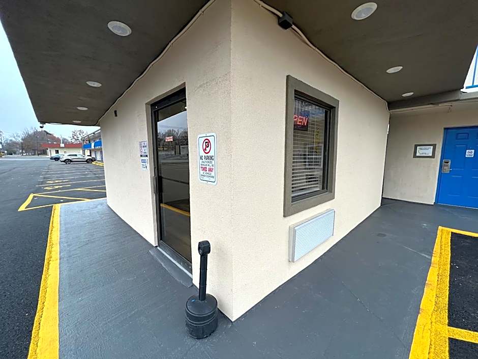 Super 8 by Wyndham Paducah I-24 Exit 4