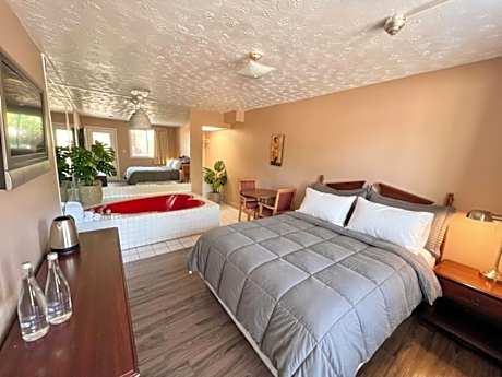 Queen Room with Hot Tub