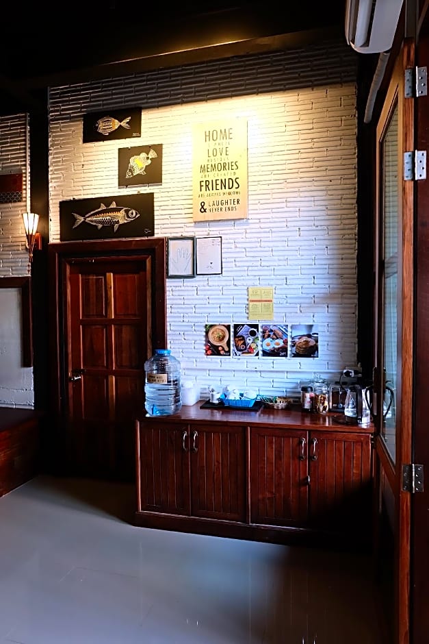 Lipe - Bloom Cafe and Hostel