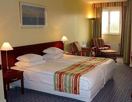 Mini Double Room with Two Single Beds - Non-Smoking