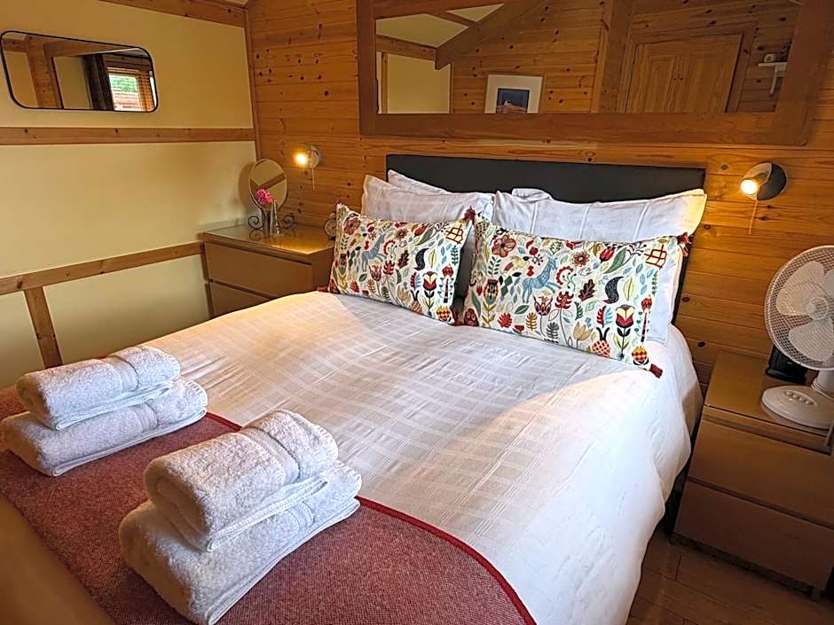 Rashfield Sheilings - Unique Riverside Lodges