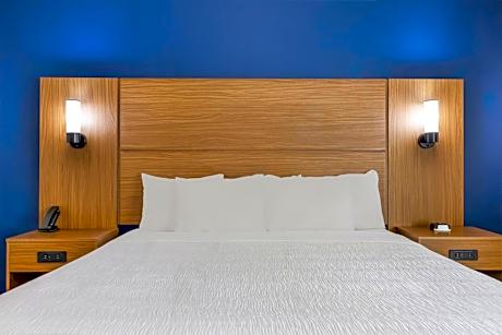 Deluxe King Suite with Bathtub - Mobility/Hearing Accessible - Non-Smoking