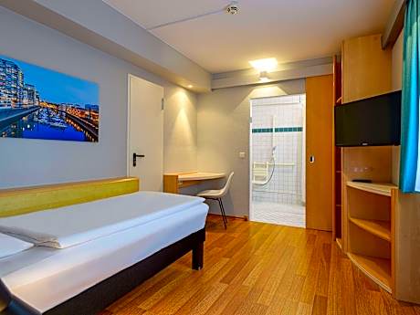 Standard room with 1 single bed