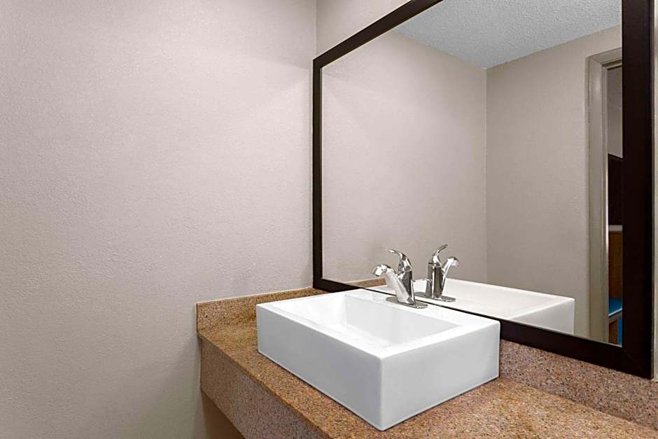 Days Inn by Wyndham St. Petersburg Central