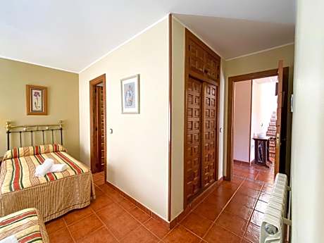 Triple Room with Bath