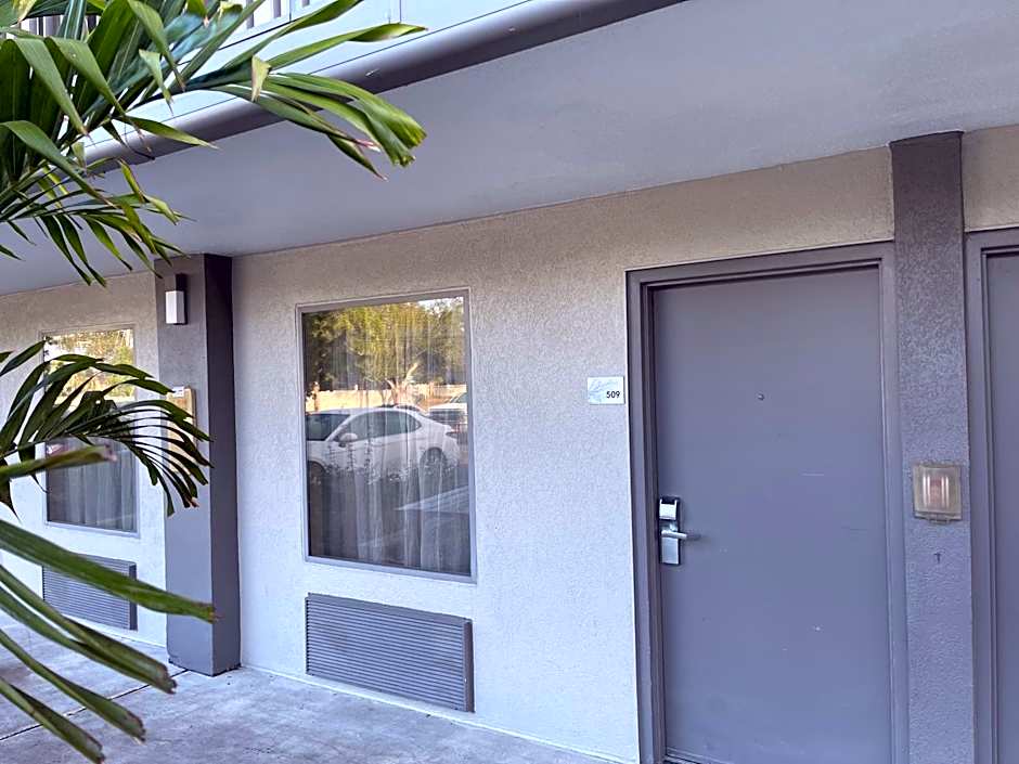 All-New, Ground-Floor, Huge Pool, Tiki Bar & Grill