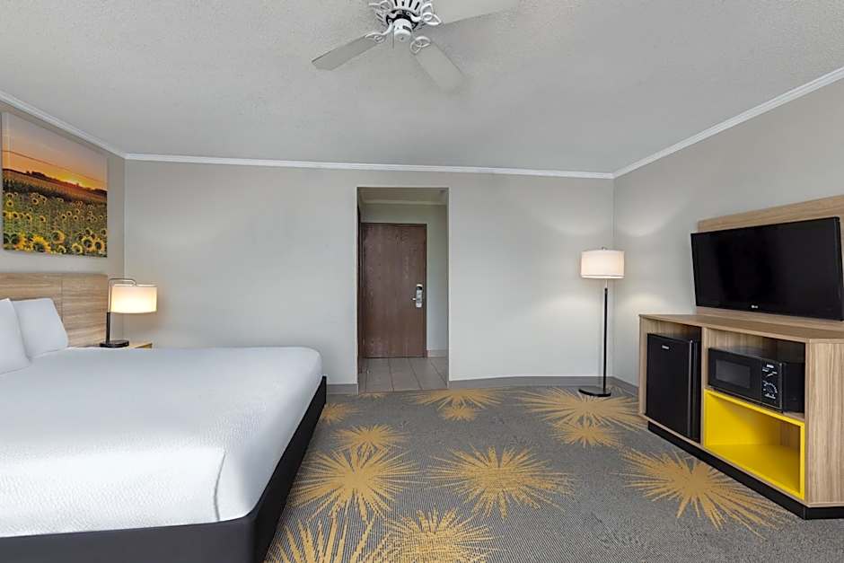 Days Inn and Suites by Wyndham Kansas City South