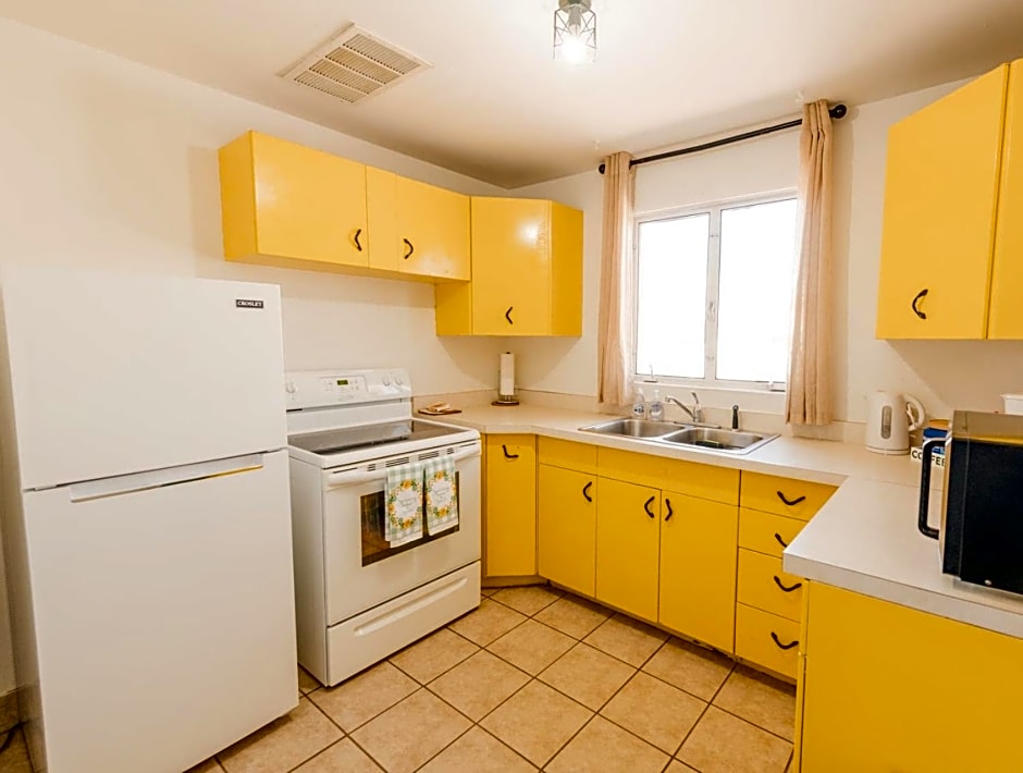 1 or 3 Bedroom Apartment with Full Kitchen